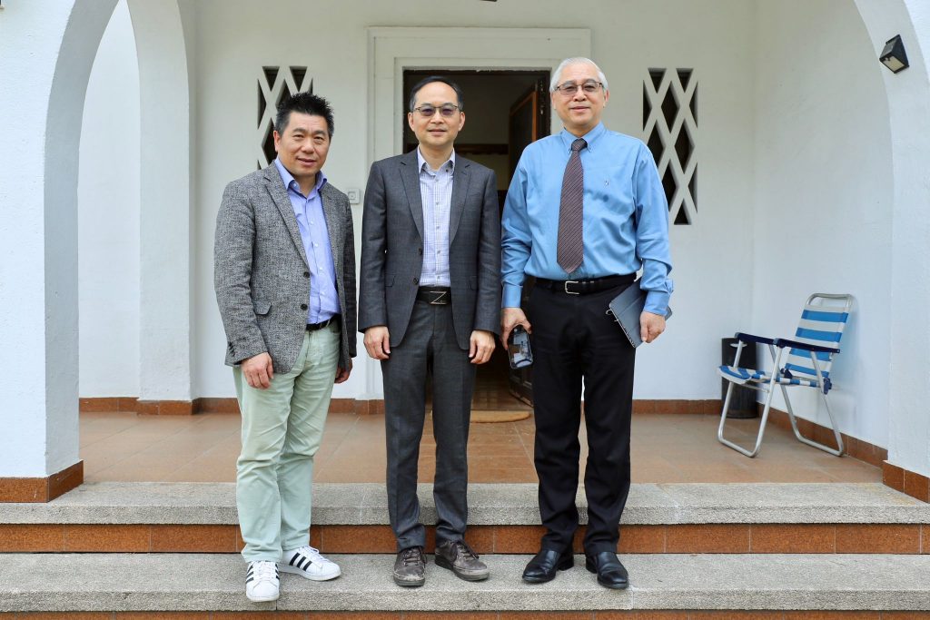 照片从左到右：陈正波长老（欧华神学院董事会副主席），胡维华院长，陈世钦牧师。